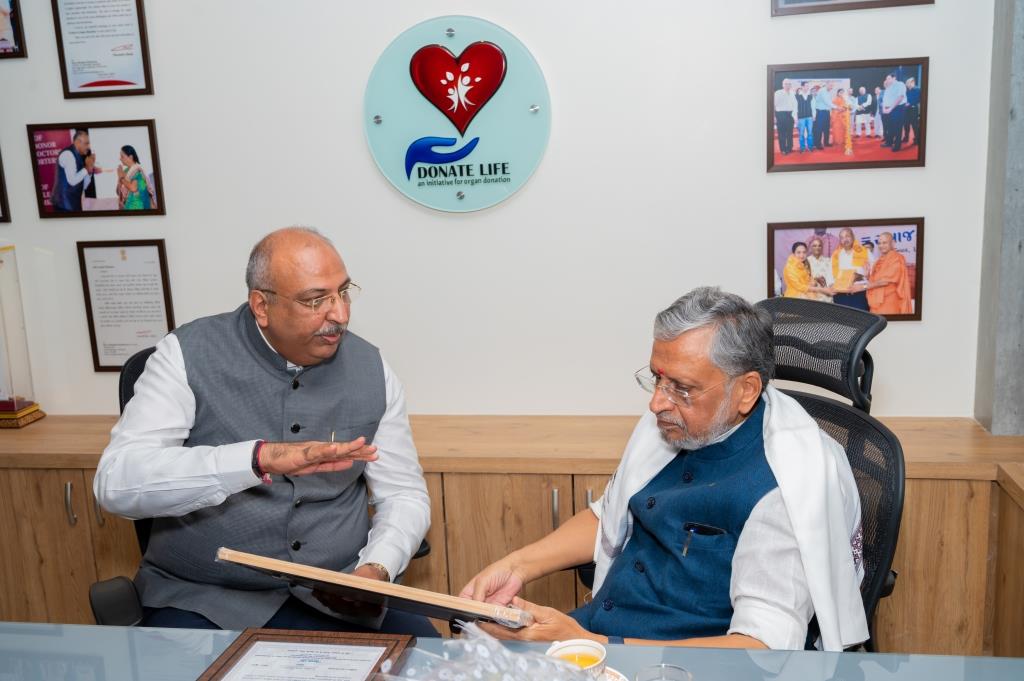 Hon’ble Member of Parliament (R.S) and former Dy. Chief Minister of Bihar Shri Sushil Kumar Modiji visited Donate Life Office at Surat. 